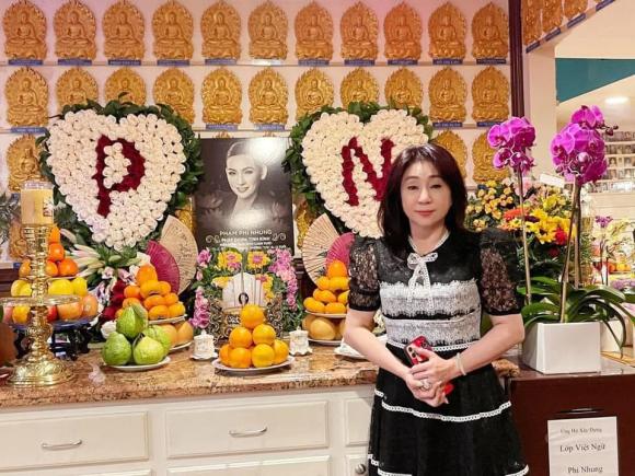 Con gái cố ca sĩ Phi Nhung xuất hiện trong lễ 49 ngày của mẹ, hành động gây chú ý 9