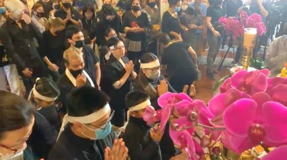 Con gái cố ca sĩ Phi Nhung xuất hiện trong lễ 49 ngày của mẹ, hành động gây chú ý - Ảnh 3 Con gái cố ca sĩ Phi Nhung xuất hiện trong lễ 49 ngày của mẹ, hành động gây chú ý - Ảnh 3