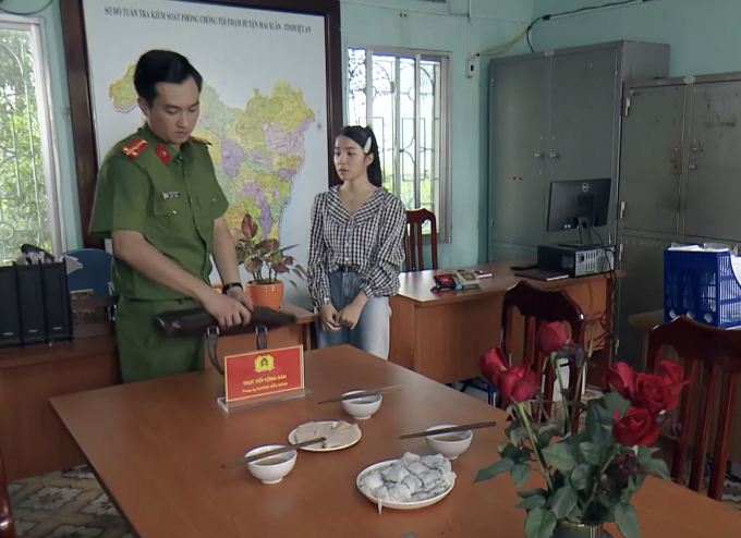 Phố trong làng tập 9: Nam khó chịu khi bị Hoài theo đuổi. Ảnh chụp màn hình Phố trong làng tập 9: Nam khó chịu khi bị Hoài theo đuổi. Ảnh chụp màn hình