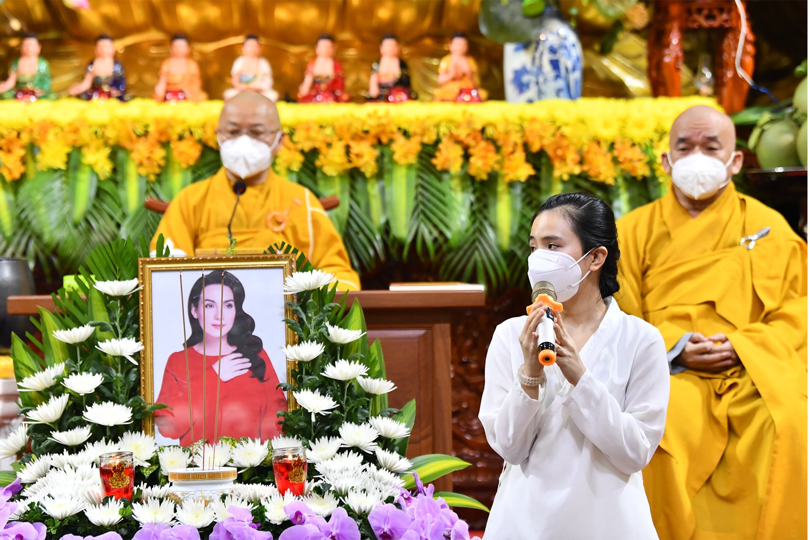 Quỳnh Trang có mặt trong lễ cầu siêu cho mẹ nuôi Phi Nhung tại chùa Giác Ngộ. Ảnh: Internet