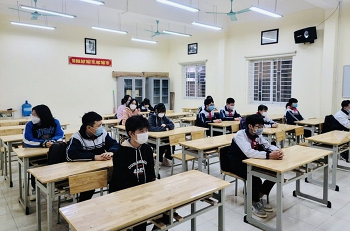 Học sinh Trường THCS Chu Phan, huyện Mê Linh ngồi giãn cách trong lớp học Học sinh Trường THCS Chu Phan, huyện Mê Linh ngồi giãn cách trong lớp học