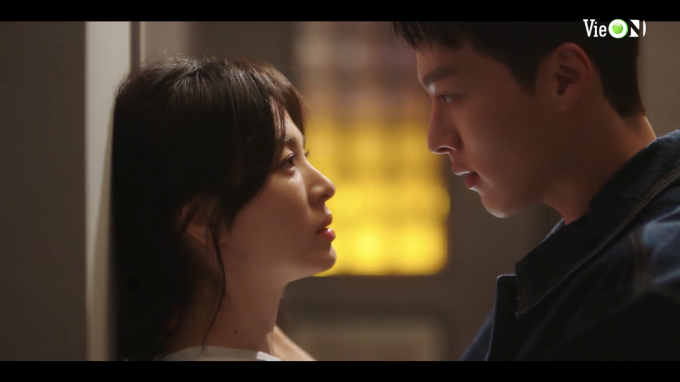 Song Hye Kyo khiến dân tình phát sốt với cảnh nóng 'vượt rào' cùng bạn diễn kém tuổi 1