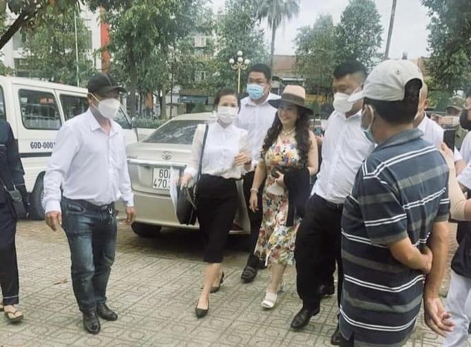 Bà Phương Hằng khiến dân tình 'hoa mắt' với bộ kim cương 'dát kín tay', khiến 'ai đó' phải 'xin vía' vội 1 Bà Phương Hằng khiến dân tình 'hoa mắt' với bộ kim cương 'dát kín tay', khiến 'ai đó' phải 'xin vía' vội 1