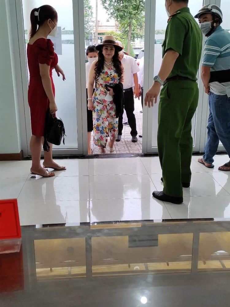 Bà Phương Hằng khiến dân tình 'hoa mắt' với bộ kim cương 'dát kín tay', khiến 'ai đó' phải 'xin vía' vội 2 Bà Phương Hằng khiến dân tình 'hoa mắt' với bộ kim cương 'dát kín tay', khiến 'ai đó' phải 'xin vía' vội 2