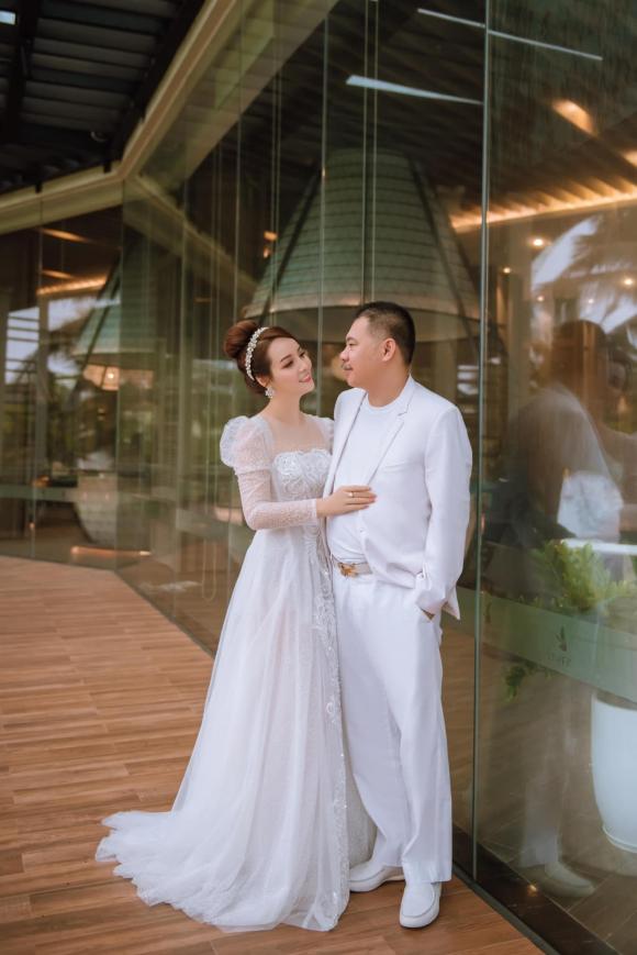 Nữ diễn viên Mai Thu Huyền đăng tải hình ảnh cực tình tứ bên ông xã. Ảnh: Internet Nữ diễn viên Mai Thu Huyền đăng tải hình ảnh cực tình tứ bên ông xã. Ảnh: Internet