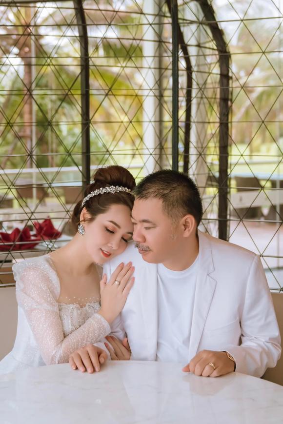 'Cô Trúc' Mai Thu Huyền hiếm hoi đăng ảnh tình tứ bên ông xã doanh nhân trong dịp đặc biệt - Ảnh 4 'Cô Trúc' Mai Thu Huyền hiếm hoi đăng ảnh tình tứ bên ông xã doanh nhân trong dịp đặc biệt - Ảnh 4
