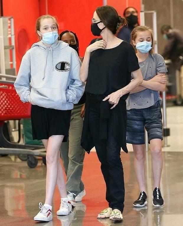 Từng theo đuổi phong cách tomboy cách đây 10 năm trước, màn lột xác của ái nữ nhà Angelina Jolie khiến nhiều người ngỡ ngàng. Ảnh: Internet Từng theo đuổi phong cách tomboy cách đây 10 năm trước, màn lột xác của ái nữ nhà Angelina Jolie khiến nhiều người ngỡ ngàng. Ảnh: Internet