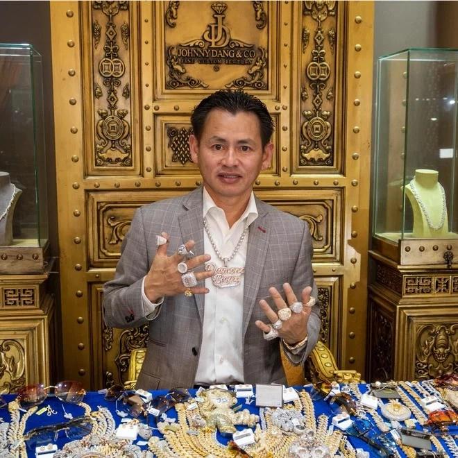 So kè BST kim cương 'khủng' giữa 2 tay chơi 'hạng nặng': Johnny Đặng liệu có 'vượt mặt' bà Phương Hằng? 1 So kè BST kim cương 'khủng' giữa 2 tay chơi 'hạng nặng': Johnny Đặng liệu có 'vượt mặt' bà Phương Hằng? 1