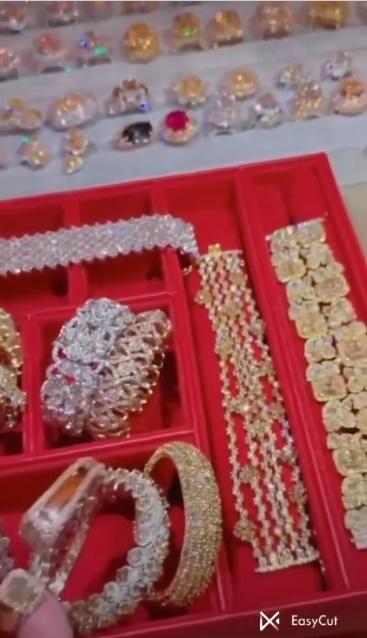 So kè BST kim cương 'khủng' giữa 2 tay chơi 'hạng nặng': Johnny Đặng liệu có 'vượt mặt' bà Phương Hằng? 8 So kè BST kim cương 'khủng' giữa 2 tay chơi 'hạng nặng': Johnny Đặng liệu có 'vượt mặt' bà Phương Hằng? 8