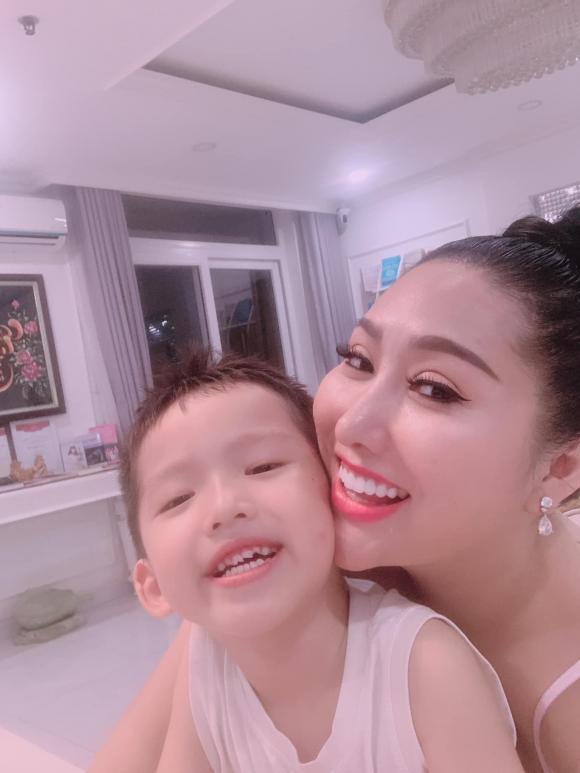 Phi Thanh Vân và con trai. Ảnh: Internet Phi Thanh Vân và con trai. Ảnh: Internet
