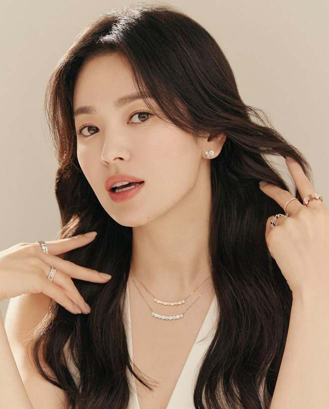 Song Hye Kyo hiếm hoi khoe vòng 1 trong loạt ảnh mới, dân tình soi chi tiết đặc biệt 5