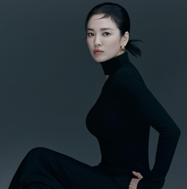 Song Hye Kyo hiếm hoi khoe vòng 1 trong loạt ảnh mới, dân tình soi chi tiết đặc biệt 4