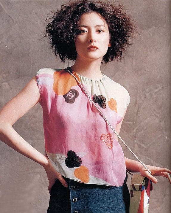 Lee Young Ae khiến nhiều người bất ngờ với nhan sắc khác lạ, mái tóc xoăn cùng cách trang điểm loè loẹt. Ảnh: Internet Lee Young Ae khiến nhiều người bất ngờ với nhan sắc khác lạ, mái tóc xoăn cùng cách trang điểm loè loẹt. Ảnh: Internet