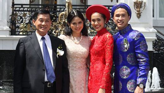Tăng Thanh Hà cùng gia đình nhà chồng 'quyền lực'. Ảnh: Internet Tăng Thanh Hà cùng gia đình nhà chồng 'quyền lực'. Ảnh: Internet