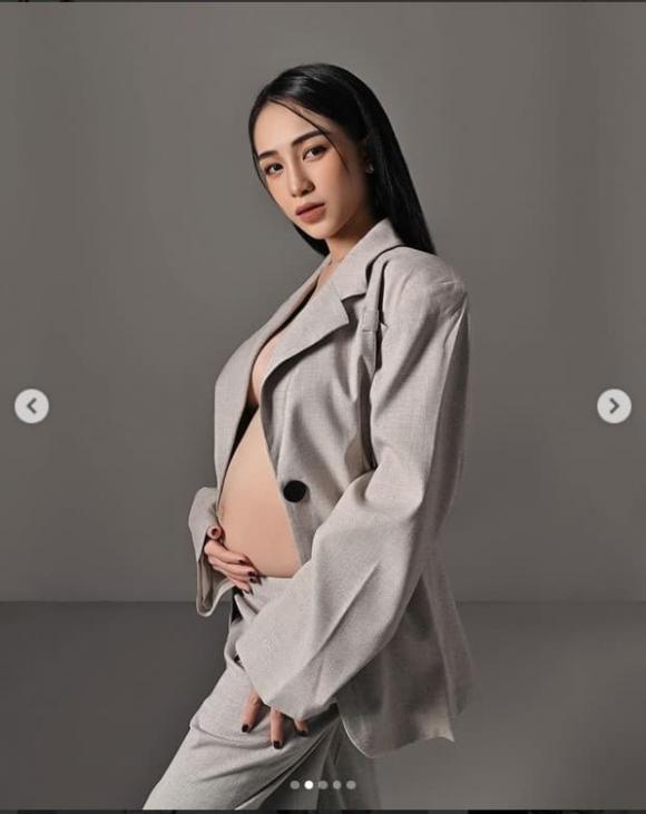 Ái nữ nhà Minh Nhựa khiến dân tình 'ngộp thở' với loạt ảnh gợi cảm khi mang bầu - Ảnh 2 Ái nữ nhà Minh Nhựa khiến dân tình 'ngộp thở' với loạt ảnh gợi cảm khi mang bầu - Ảnh 2