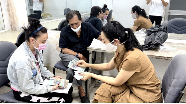 NS Trịnh Kim Chi trao số tiền hơn 200 triệu đồng cho vợ chồng Thương Tín. Ảnh: Internet NS Trịnh Kim Chi trao số tiền hơn 200 triệu đồng cho vợ chồng Thương Tín. Ảnh: Internet