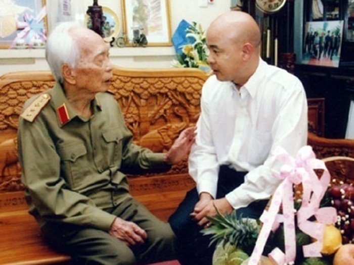 Cuộc gặp gỡ định mệnh giữa ông chủ Tập đoàn Trung Nguyên và cố Đại tướng Võ Nguyên Giáp. Ảnh: Internet
