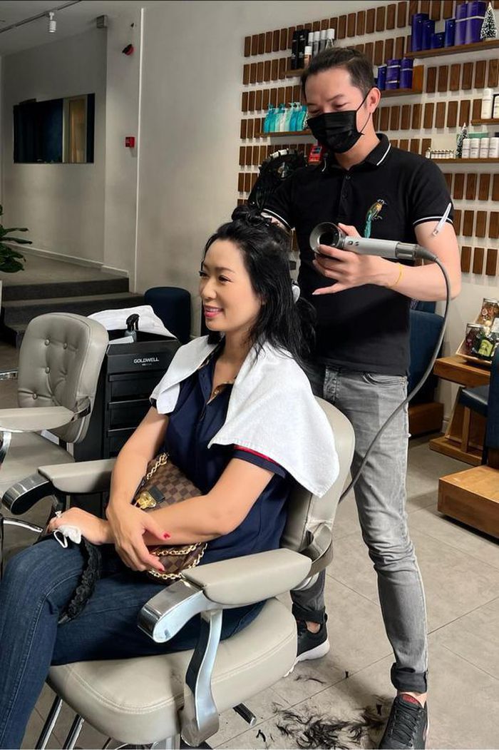 Nữ NS vẫn đi làm đẹp và ngó lơ mọi ồn ào liên quan đến mình. Ảnh: Internet