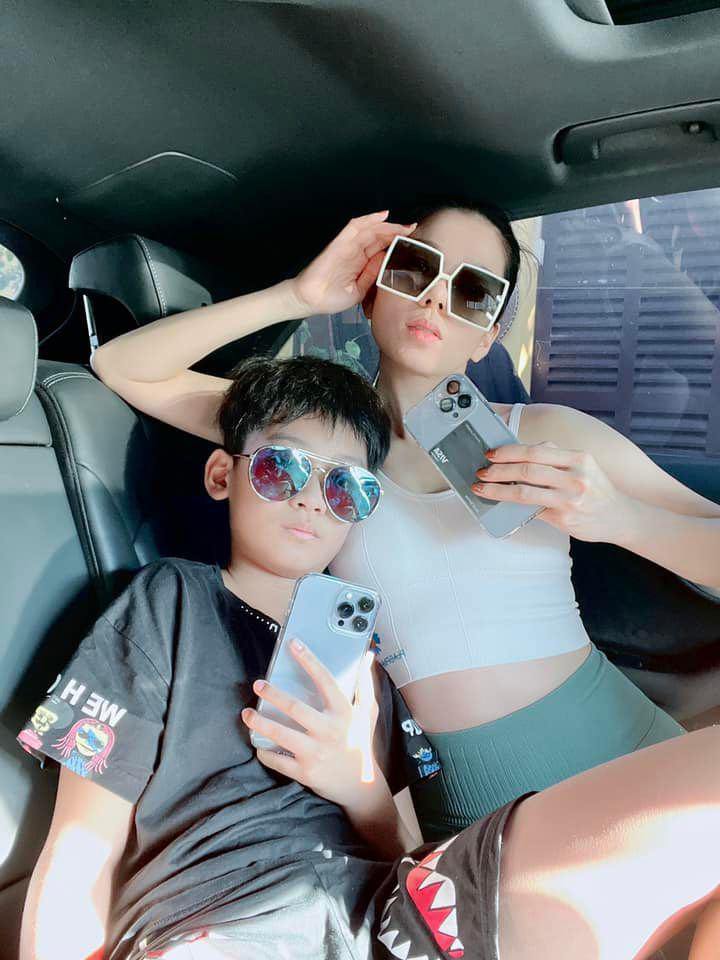 Dù đã đường ai nấy đi với chồng cũ Đức Huy, Lệ Quyên vẫn dành sự quan tâm đặc biệt đến con trai. Ảnh: Internet Dù đã đường ai nấy đi với chồng cũ Đức Huy, Lệ Quyên vẫn dành sự quan tâm đặc biệt đến con trai. Ảnh: Internet