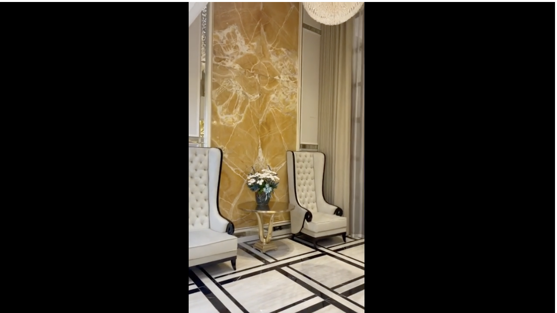 Phòng khách tiện nghi và hoành tráng trong căn 'bạch dinh' nhà Lệ Quyên. Ảnh cắt từ clip