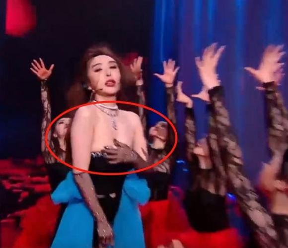 Lý Phi Nhi gặp phải sự cố 'muối mặt' khi bị tụt váy lúc đang biểu diễn. Ảnh: Internet