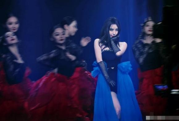 Tình cũ Huỳnh Hiểu Minh 'muối mặt' trước sự cố tụt váy ngay trên sóng truyền hình - Ảnh 2 Tình cũ Huỳnh Hiểu Minh 'muối mặt' trước sự cố tụt váy ngay trên sóng truyền hình - Ảnh 2