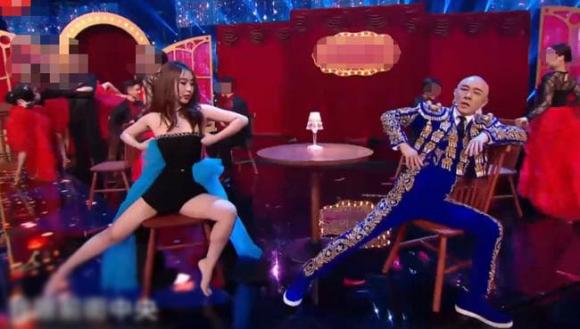 Tình cũ Huỳnh Hiểu Minh 'muối mặt' trước sự cố tụt váy ngay trên sóng truyền hình - Ảnh 3 Tình cũ Huỳnh Hiểu Minh 'muối mặt' trước sự cố tụt váy ngay trên sóng truyền hình - Ảnh 3