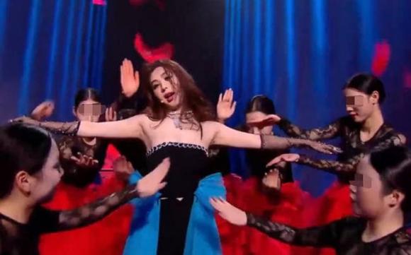 Tình cũ Huỳnh Hiểu Minh nhanh chóng xử lý sự cố một cách khéo léo. Ảnh: Internet