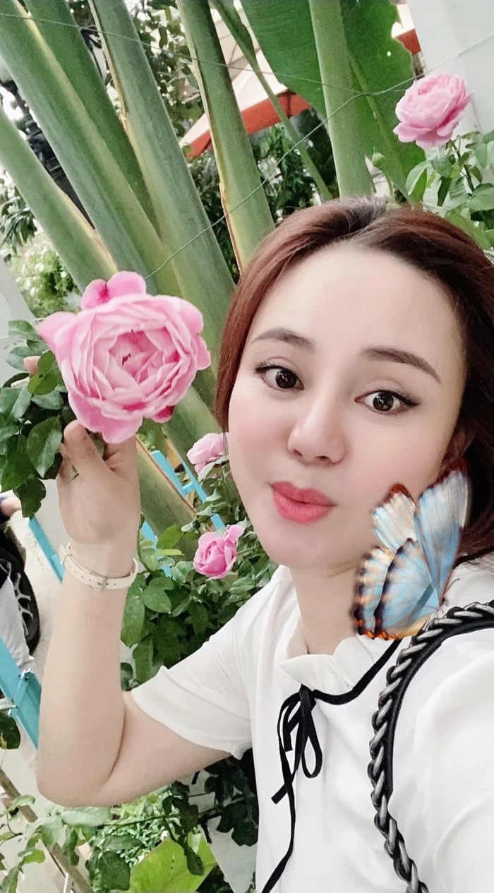 Vy Oanh lộ diện táo bạo, tự tin phô bày lợi thế cơ thể dù đã là 'mẹ 3 con' 1 Vy Oanh lộ diện táo bạo, tự tin phô bày lợi thế cơ thể dù đã là 'mẹ 3 con' 1