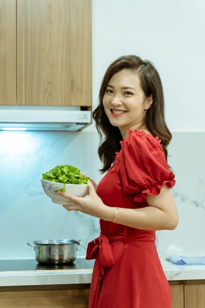 Nữ BTV Phương Thảo đảm nhận vai trò 'thế sóng' BTV Hoài Anh trên sóng Thời sự 19h. Ảnh: Internet Nữ BTV Phương Thảo đảm nhận vai trò 'thế sóng' BTV Hoài Anh trên sóng Thời sự 19h. Ảnh: Internet