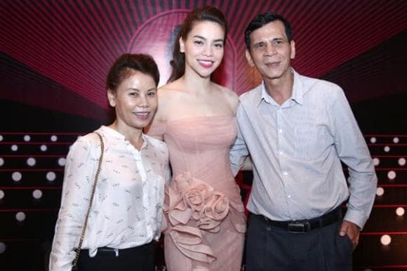 Ở thời điểm hiện tại, sắc vóc của bố mẹ Hồ Ngọc Hà vẫn vô cùng đáng nể. Ảnh: Internet Ở thời điểm hiện tại, sắc vóc của bố mẹ Hồ Ngọc Hà vẫn vô cùng đáng nể. Ảnh: Internet