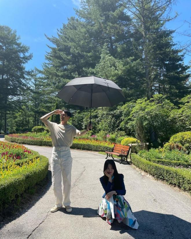 Xôn xao ảnh cưới của Song Hye Kyo và 'tình trẻ' kém 11 tuổi - Ảnh 1 Xôn xao ảnh cưới của Song Hye Kyo và 'tình trẻ' kém 11 tuổi - Ảnh 1