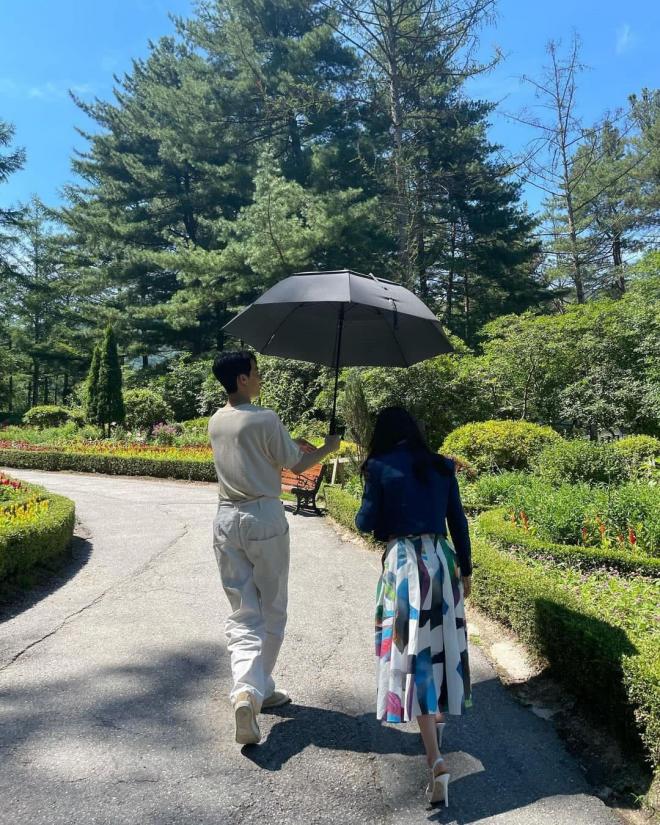 Những hình ảnh thân thiết của cả hai phía sau hậu trường khiến nhiều người không khỏi thích thú. Ảnh: Internet