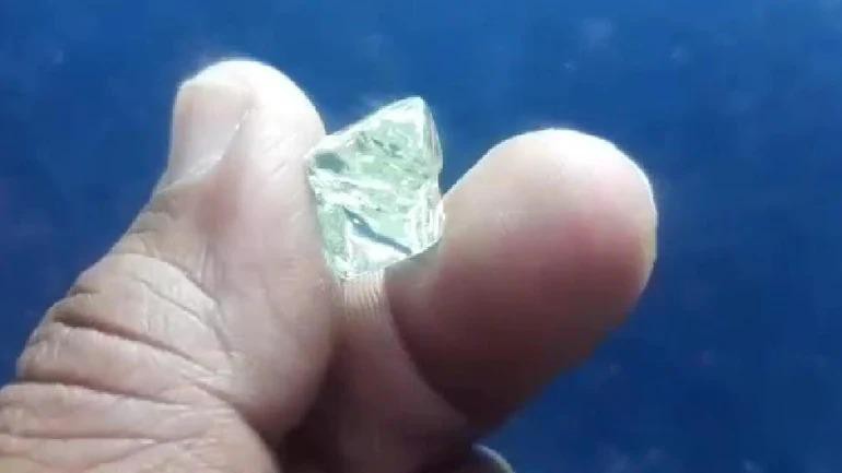 Đào trúng kim cương hơn 13 carat, nông dân hoá tỷ phú chỉ sau 1 đêm 1