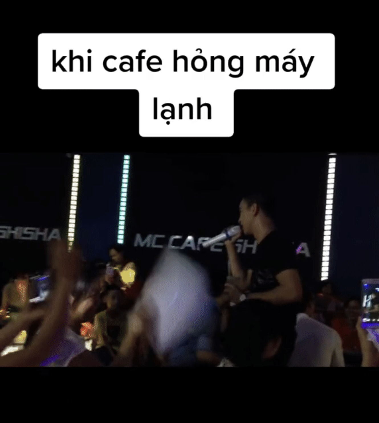 Hoài Lâm được nhiều khán giả ưu ái, quạt tay cho khi đang hát trong hoàn cảnh bị mất điện. Ảnh cắt từ clip Hoài Lâm được nhiều khán giả ưu ái, quạt tay cho khi đang hát trong hoàn cảnh bị mất điện. Ảnh cắt từ clip