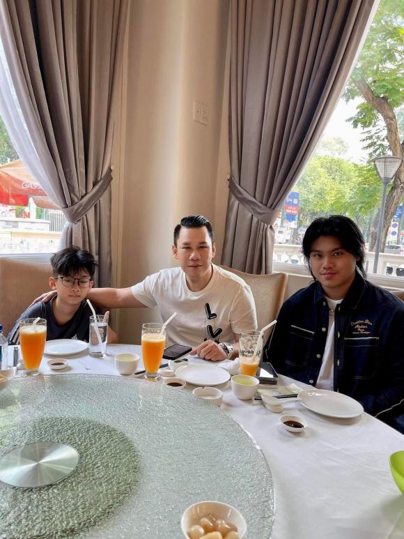 Đây là dịp hiếm hoi Đức Huy cho cậu con út và con cả đi ăn cùng nhau. Ảnh: Facebook Đây là dịp hiếm hoi Đức Huy cho cậu con út và con cả đi ăn cùng nhau. Ảnh: Facebook