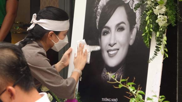Lễ cúng 100 ngày của cố ca sĩ Phi Nhung không có sự xuất hiện của Hồ Văn Cường. Ảnh: Facebook Lễ cúng 100 ngày của cố ca sĩ Phi Nhung không có sự xuất hiện của Hồ Văn Cường. Ảnh: Facebook