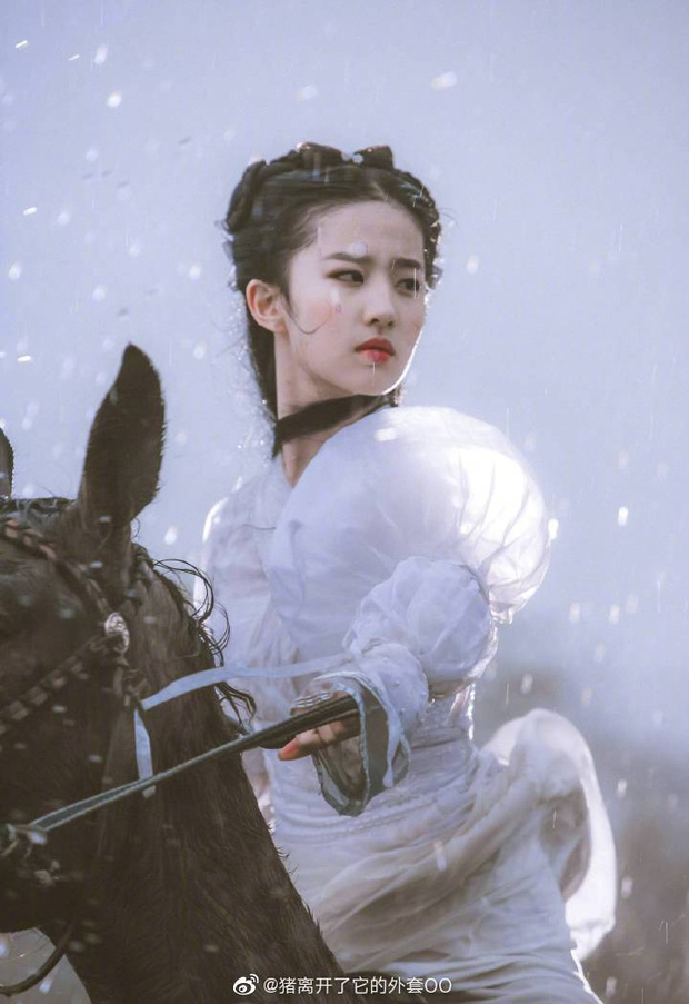 Ngất ngây trước bộ ảnh kinh diễm của Lưu Diệc Phi dưới mưa: Visual như thần tiên nhưng bị xoá chỉ vì lý do này - Ảnh 1 Ngất ngây trước bộ ảnh kinh diễm của Lưu Diệc Phi dưới mưa: Visual như thần tiên nhưng bị xoá chỉ vì lý do này - Ảnh 1