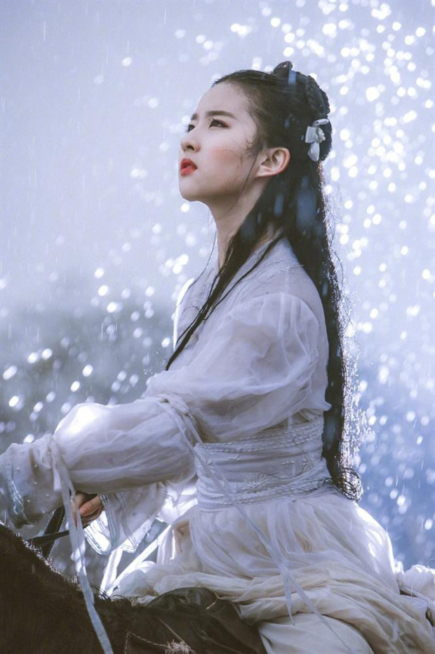 Ngất ngây trước bộ ảnh kinh diễm của Lưu Diệc Phi dưới mưa: Visual như thần tiên nhưng bị xoá chỉ vì lý do này - Ảnh 2 Ngất ngây trước bộ ảnh kinh diễm của Lưu Diệc Phi dưới mưa: Visual như thần tiên nhưng bị xoá chỉ vì lý do này - Ảnh 2