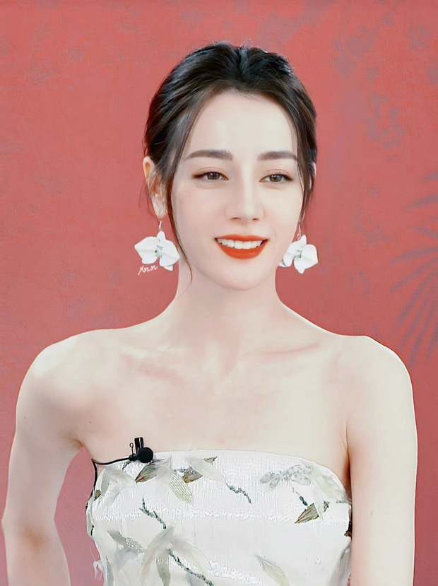 Khoe vai trần nuột hết cỡ, Địch Lệ Nhiệt Ba lại bị soi chi tiết mất điểm trầm trọng này - Ảnh 1 Khoe vai trần nuột hết cỡ, Địch Lệ Nhiệt Ba lại bị soi chi tiết mất điểm trầm trọng này - Ảnh 1