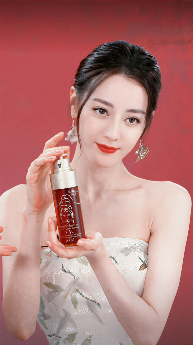 Khoe vai trần nuột hết cỡ, Địch Lệ Nhiệt Ba lại bị soi chi tiết mất điểm trầm trọng này - Ảnh 2 Khoe vai trần nuột hết cỡ, Địch Lệ Nhiệt Ba lại bị soi chi tiết mất điểm trầm trọng này - Ảnh 2