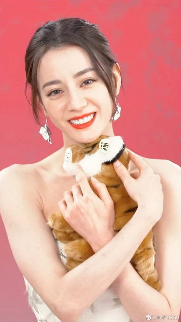 Khoe vai trần nuột hết cỡ, Địch Lệ Nhiệt Ba lại bị soi chi tiết mất điểm trầm trọng này - Ảnh 3 Khoe vai trần nuột hết cỡ, Địch Lệ Nhiệt Ba lại bị soi chi tiết mất điểm trầm trọng này - Ảnh 3