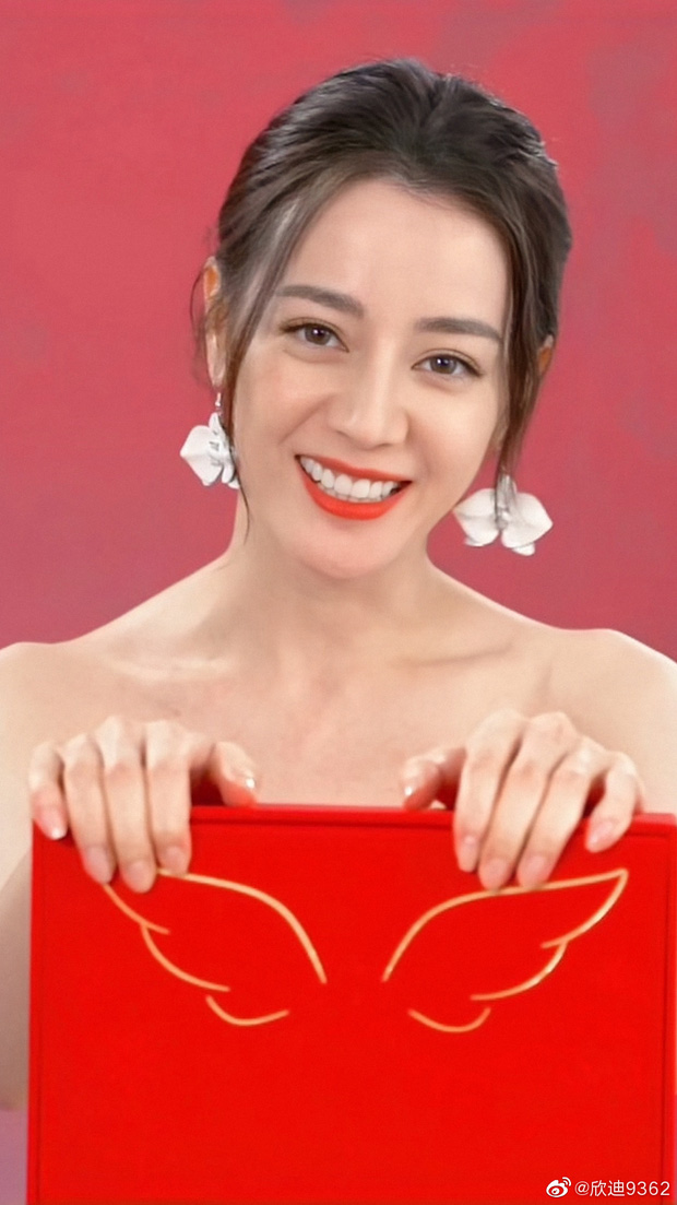 Nhan sắc Địch Lệ Nhiệt Ba trước và sau khi chỉnh sửa. Ảnh: Internet Nhan sắc Địch Lệ Nhiệt Ba trước và sau khi chỉnh sửa. Ảnh: Internet