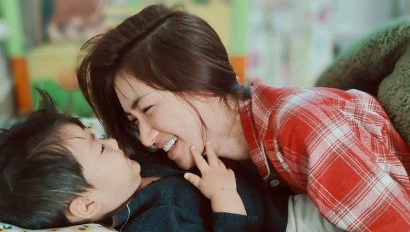 Hòa Minzy đăng tải loạt hình ảnh tình cảm bên quý tử. Ảnh: Instagram