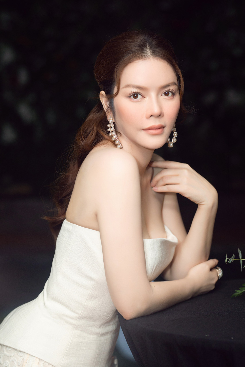 Tạo dáng bên xe hơi bạc tỷ, Lý Nhã Kỳ gây mê với nhan sắc ở tuổi 40 4 Tạo dáng bên xe hơi bạc tỷ, Lý Nhã Kỳ gây mê với nhan sắc ở tuổi 40 4