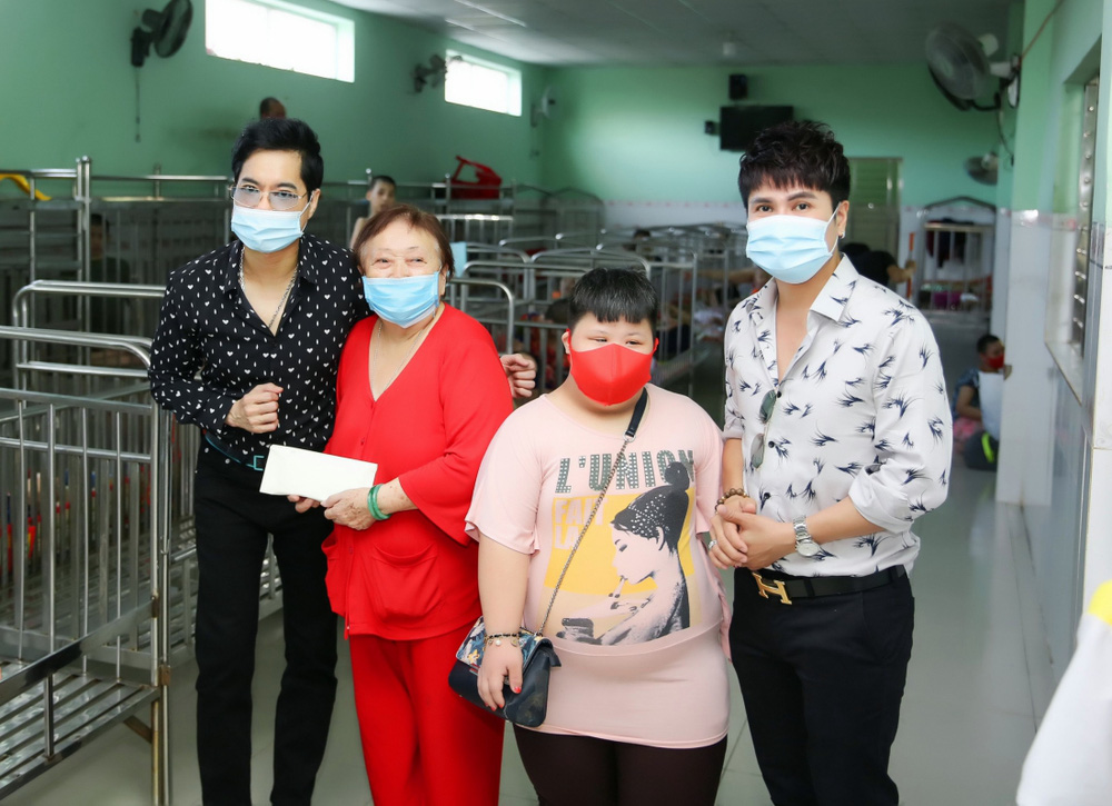 Danh ca Ngọc Sơn dành nhiều thời gian để hoạt động từ thiện. Ảnh: Internet