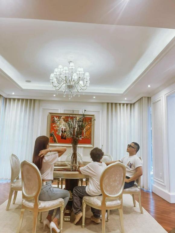 Khoe ảnh đón Tết ở dinh thự bạc tỷ cùng Ngọc Trinh, Vũ Khắc Tiệp lộ luôn mối quan hệ 'gia đình một nhà' khiến dân tình xôn xao. Ảnh: Internet Khoe ảnh đón Tết ở dinh thự bạc tỷ cùng Ngọc Trinh, Vũ Khắc Tiệp lộ luôn mối quan hệ 'gia đình một nhà' khiến dân tình xôn xao. Ảnh: Internet