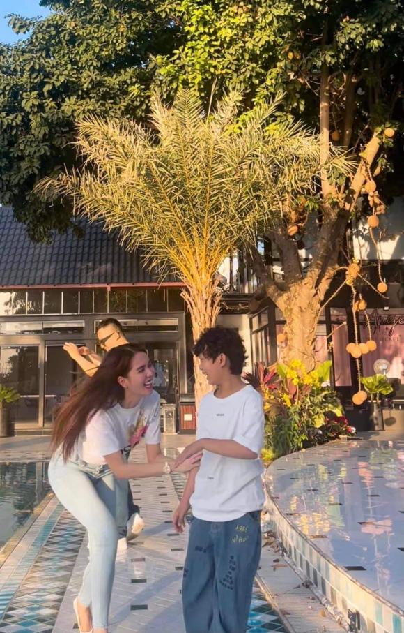 Khoe ảnh đón Tết ở dinh thự bạc tỷ cùng Ngọc Trinh, Vũ Khắc Tiệp lộ luôn mối quan hệ 'gia đình một nhà' - Ảnh 2 Khoe ảnh đón Tết ở dinh thự bạc tỷ cùng Ngọc Trinh, Vũ Khắc Tiệp lộ luôn mối quan hệ 'gia đình một nhà' - Ảnh 2