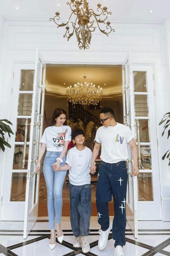 Vũ Khắc Tiệp đăng tải hình ảnh và gọi là 'gia đình' khiến dân tình không khỏi xôn xao. Ảnh: Internet Vũ Khắc Tiệp đăng tải hình ảnh và gọi là 'gia đình' khiến dân tình không khỏi xôn xao. Ảnh: Internet