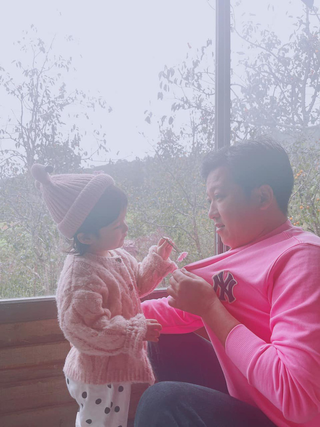 Hiếm hoi lắm vợ chồng Trường Giang và Nhã Phương mới khoe hình ảnh gương mặt ái nữ đầu lòng. Ảnh: Internet Hiếm hoi lắm vợ chồng Trường Giang và Nhã Phương mới khoe hình ảnh gương mặt ái nữ đầu lòng. Ảnh: Internet